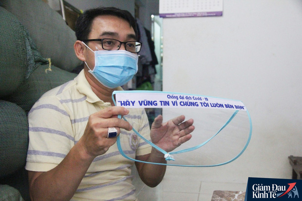 Gặp nữ tiểu thương Sài Gòn xuất hiện trên loạt báo quốc tế khi cùng nhóm bạn tự làm hơn 1.500 chiếc mặt nạ ngăn giọt bắn, tặng các y bác sĩ chống dịch Covid-19 - Ảnh 10.