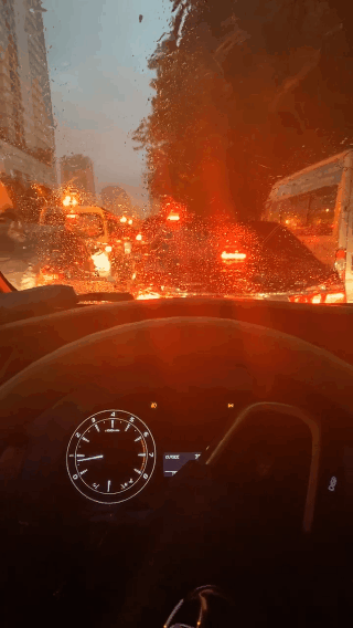  Đường phố Hà Nội tắc cứng trong cơn mưa lớn, đường Lê Văn Lương thất thủ - Ảnh 2.