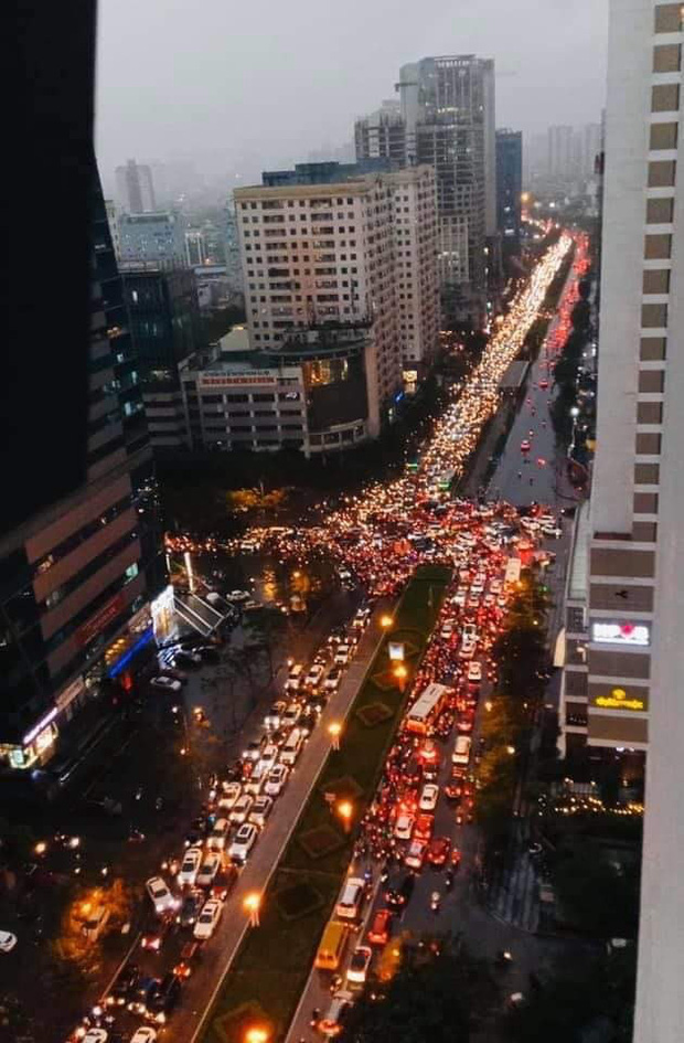 Loạt ảnh từ trên cao cho thấy đường phố Hà Nội hỗn loạn trong cơn mưa lớn vào giờ tan tầm, người dân chật vật tìm lối thoát - Ảnh 10.