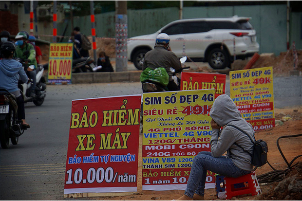  Bảo hiểm xe máy 10.000 đồng mọc lên như nấm ở lề đường Sài Gòn, người mua nguy cơ tiền mất tật mang  - Ảnh 1.
