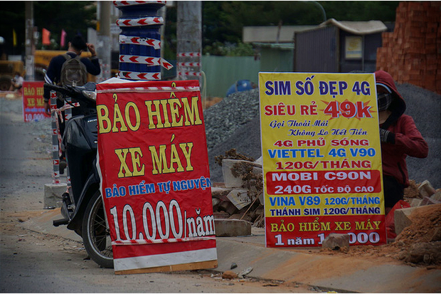 Bảo hiểm xe máy 10.000 đồng mọc lên như nấm ở lề đường Sài Gòn, người mua nguy cơ tiền mất tật mang - Ảnh 2. Bảo hiểm xe máy 10.000 đồng mọc lên như nấm ở lề đường Sài Gòn, người mua nguy cơ tiền mất tật mang - Ảnh 2.