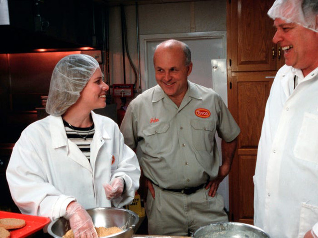 Gia tộc tỷ phú đứng sau Tyson Foods - một trong ba đế chế sản xuất thịt lớn nhất thế giới - Ảnh 12.