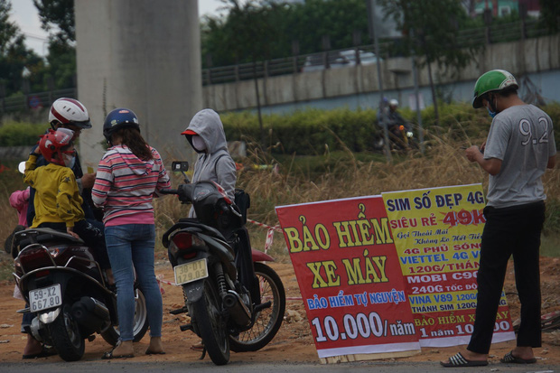 Bảo hiểm xe máy 10.000 đồng mọc lên như nấm ở lề đường Sài Gòn, người mua nguy cơ tiền mất tật mang - Ảnh 3. Bảo hiểm xe máy 10.000 đồng mọc lên như nấm ở lề đường Sài Gòn, người mua nguy cơ tiền mất tật mang - Ảnh 3.