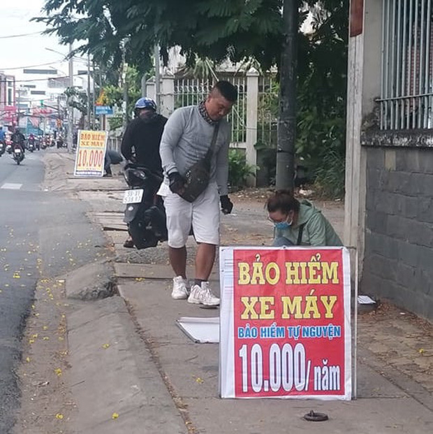 Bảo hiểm xe máy 10.000 đồng mọc lên như nấm ở lề đường Sài Gòn, người mua nguy cơ tiền mất tật mang - Ảnh 5. Bảo hiểm xe máy 10.000 đồng mọc lên như nấm ở lề đường Sài Gòn, người mua nguy cơ tiền mất tật mang - Ảnh 5.