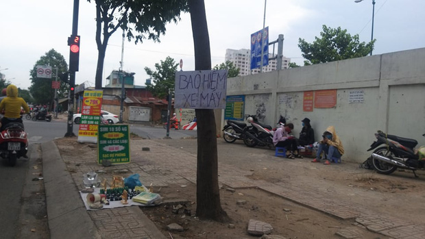 Bảo hiểm xe máy 10.000 đồng mọc lên như nấm ở lề đường Sài Gòn, người mua nguy cơ tiền mất tật mang - Ảnh 6. Bảo hiểm xe máy 10.000 đồng mọc lên như nấm ở lề đường Sài Gòn, người mua nguy cơ tiền mất tật mang - Ảnh 6.