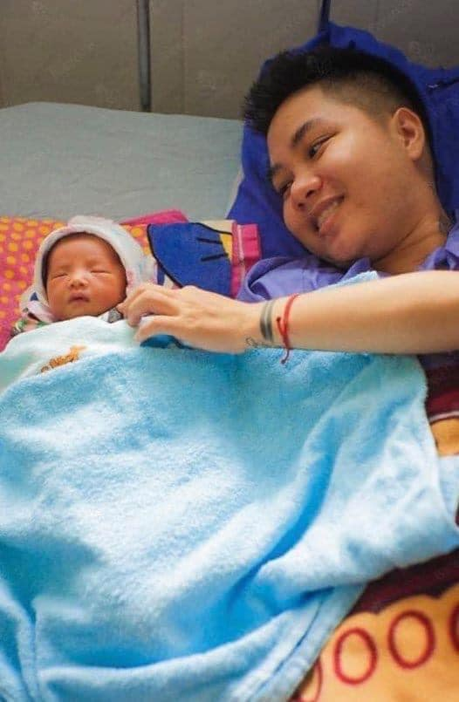 Người đàn ông Việt Nam mang bầu: Bạn đã từng nghe về việc một người đàn ông có thể mang thai và sinh con trên đời này chưa? Nếu chưa thì hãy cùng xem những hình ảnh hoàn toàn bất thường đóng góp nhiều ý nghĩa cho cộng đồng LGBTQ+. Bức ảnh sẽ làm bạn cảm thấy tràn đầy yêu thương và sự kì diệu của cuộc sống.
