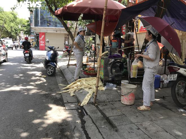  Bán trăm lít nước mía, trăm quả dừa trong buổi sáng Hà Nội nắng nóng cực đỉnh  - Ảnh 1.