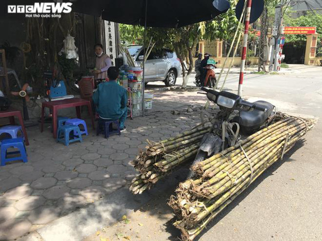  Bán trăm lít nước mía, trăm quả dừa trong buổi sáng Hà Nội nắng nóng cực đỉnh  - Ảnh 2.