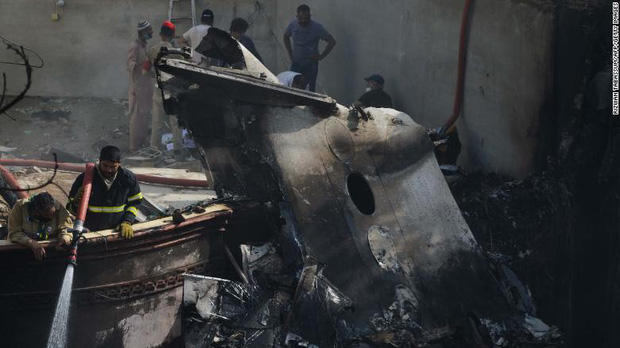 Tiết lộ nội dung cuộc gọi cuối cùng của phi công trước khi máy bay Pakistan chở hơn 100 người lao xuống khu dân cư - Ảnh 2.