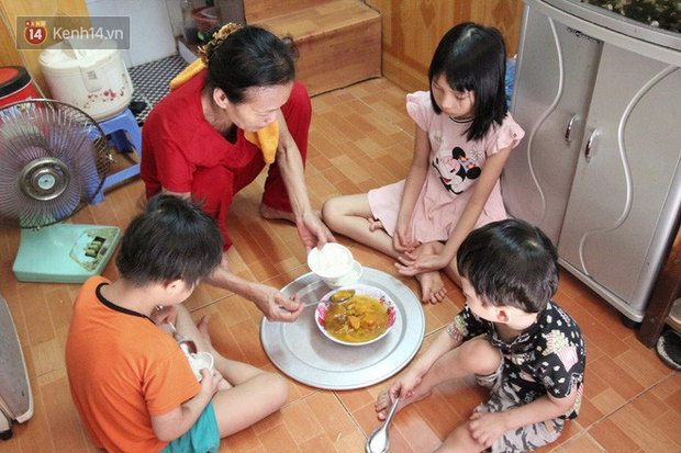 Những đứa trẻ quanh năm sau song sắt, chẳng được khai sinh và ước mơ của 4 bà cháu giữa lòng Thủ đô - Ảnh 12. Những đứa trẻ quanh năm sau song sắt, chẳng được khai sinh và ước mơ của 4 bà cháu giữa lòng Thủ đô - Ảnh 12.