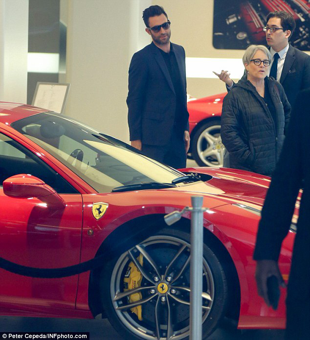 Nhân viên Ferrari bán xe tiền tỷ như thế nào? Họ kiếm được bao nhiêu mỗi năm? - Ảnh 1.