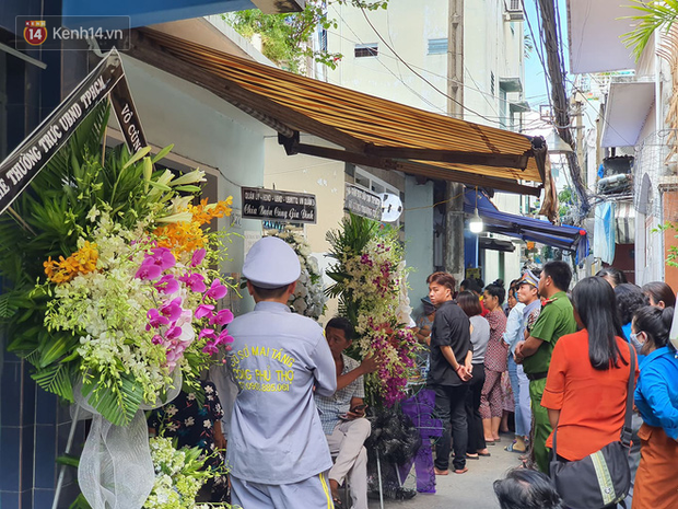 Vừa sinh con 2 ngày, mẹ đau đớn nằm băng ca về nhìn mặt con trai đầu tử nạn vì bị cây đè trúng ở sân trường - Ảnh 1.