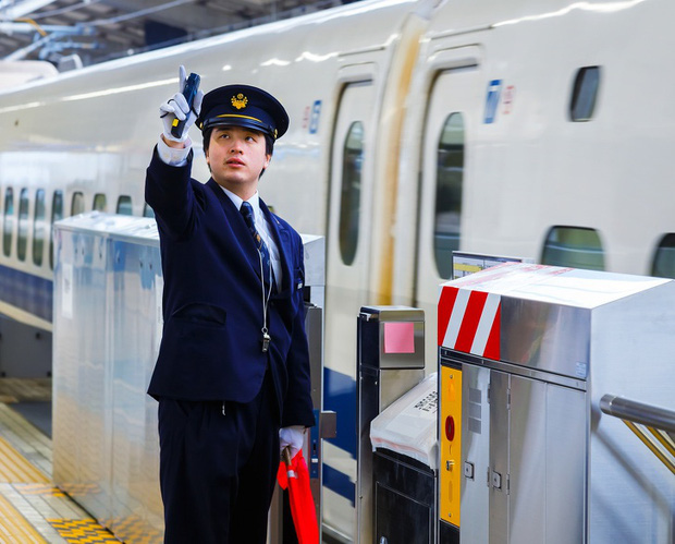 Người lái tàu điện tại Nhật Bản có một thói quen ai nhìn cũng tưởng bất lịch sự, nhưng thực chất mục đích phía sau thì cực kỳ quan trọng - Ảnh 3.