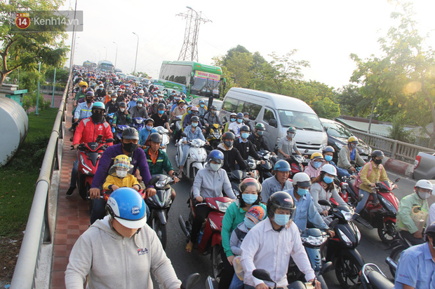 Ảnh: Người dân vội vã đi làm, học sinh quay trở lại trường học khiến đường Sài Gòn kẹt xe không lối thoát từ sáng sớm - Ảnh 1.