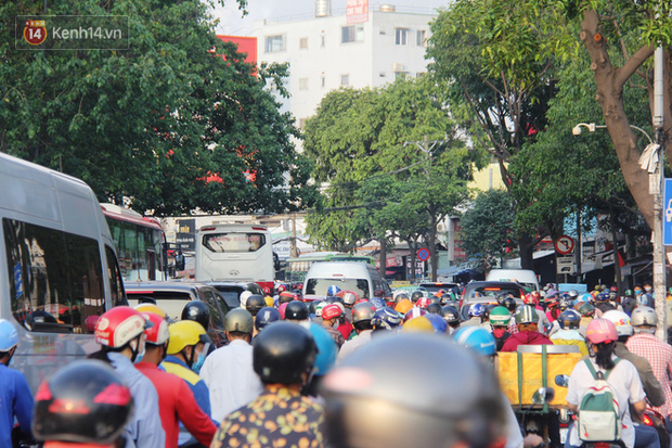 Ảnh: Người dân vội vã đi làm, học sinh quay trở lại trường học khiến đường Sài Gòn kẹt xe không lối thoát từ sáng sớm - Ảnh 16.