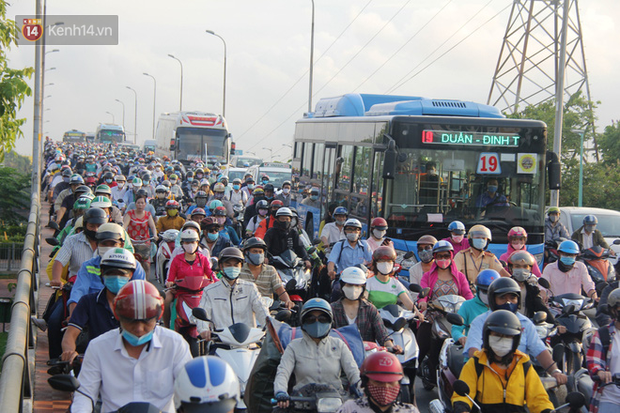 Ảnh: Người dân vội vã đi làm, học sinh quay trở lại trường học khiến đường Sài Gòn kẹt xe không lối thoát từ sáng sớm - Ảnh 3.