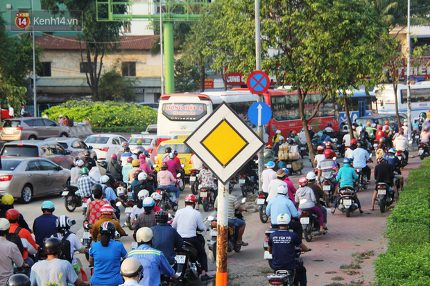 Ảnh: Người dân vội vã đi làm, học sinh quay trở lại trường học khiến đường Sài Gòn kẹt xe không lối thoát từ sáng sớm - Ảnh 4.