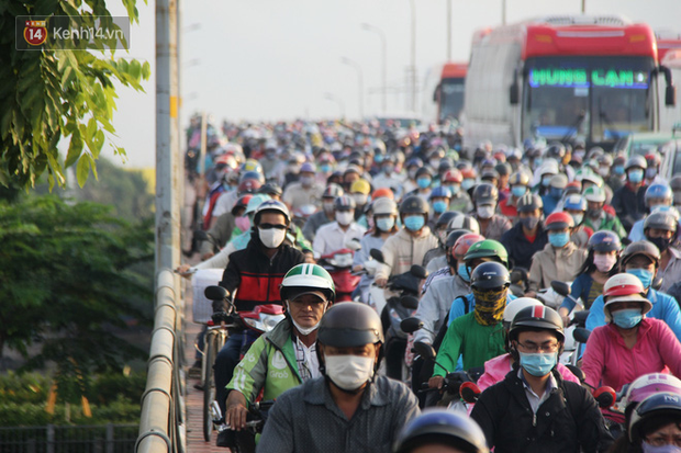 Ảnh: Người dân vội vã đi làm, học sinh quay trở lại trường học khiến đường Sài Gòn kẹt xe không lối thoát từ sáng sớm - Ảnh 8.
