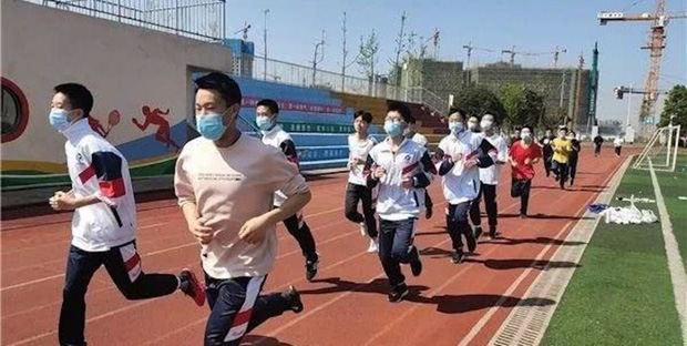 Hai nam sinh đột tử khi đeo khẩu trang lúc kiểm tra chạy bộ, nhiều tỉnh ở Trung Quốc tạm dừng việc dạy thể dục - Ảnh 2.