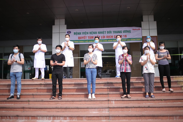 Thêm 7 bệnh nhân Covid-19 được công bố khỏi bệnh - Ảnh 1. Thêm 7 bệnh nhân Covid-19 được công bố khỏi bệnh - Ảnh 1.