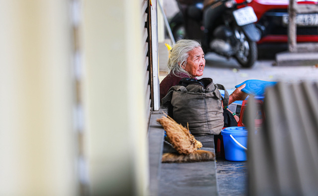  5 thập kỷ gắn bó với vỉa hè Hà Nội của bà cụ 80 tuổi: Chẳng sợ bom rơi thì giờ ngại gì nắng mưa - Ảnh 11.
