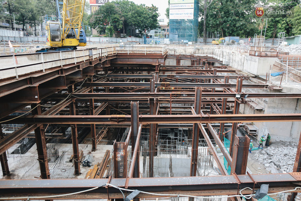 Flycam cận cảnh nhà ga ngầm trung tâm Bến Thành, công trình phức tạp nhất vì kết nối 4 tuyến Metro ở Sài Gòn - Ảnh 3.