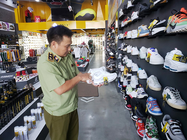 Đà Nẵng: Tạm giữ gần 2.000 sản phẩm thời trang nghi giả mạo Nike, Adidas, Louis Vuitton, Chanel - Ảnh 1.