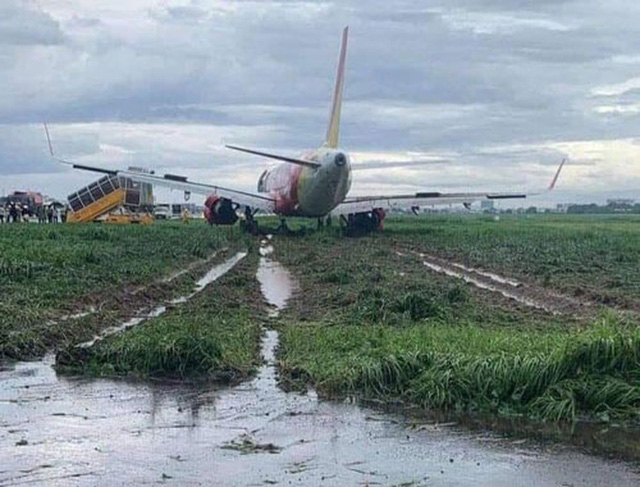  Sự cố máy bay trượt khỏi đường băng Tân Sơn Nhất: Tạm thu bằng lái 2 phi công  - Ảnh 1.