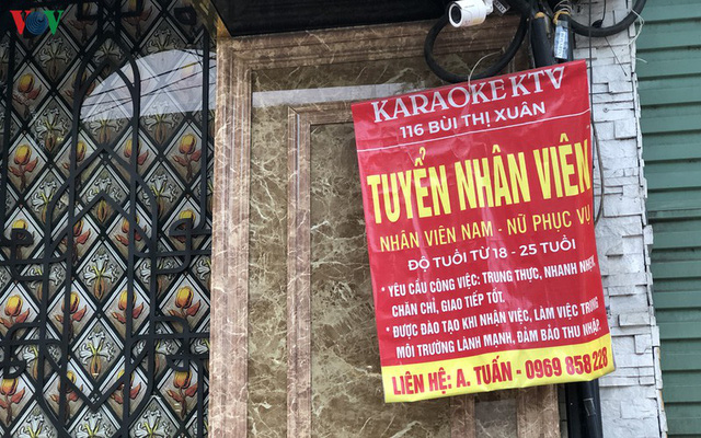  Dịch vụ karaoke mở cửa trở lại, cuối tuần vẫn ế ẩm  - Ảnh 2.