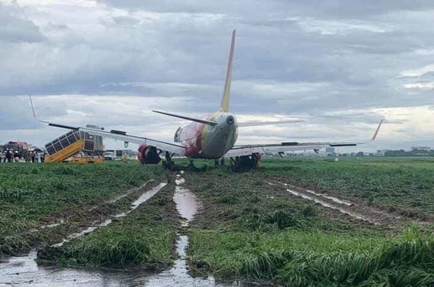 Vụ máy bay Vietjet hạ cánh bị trượt khỏi đường băng: Trước khi gặp sự cố, máy bay tiếp cận đường băng bình thường - Ảnh 2. Vụ máy bay Vietjet hạ cánh bị trượt khỏi đường băng: Trước khi gặp sự cố, máy bay tiếp cận đường băng bình thường - Ảnh 2.