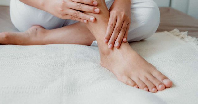  Móng chân chuyển màu đen có thể là nốt ruồi lành tính nhưng nhiều khi cũng là dấu hiệu của các bệnh, bao gồm cả ung thư  - Ảnh 2.