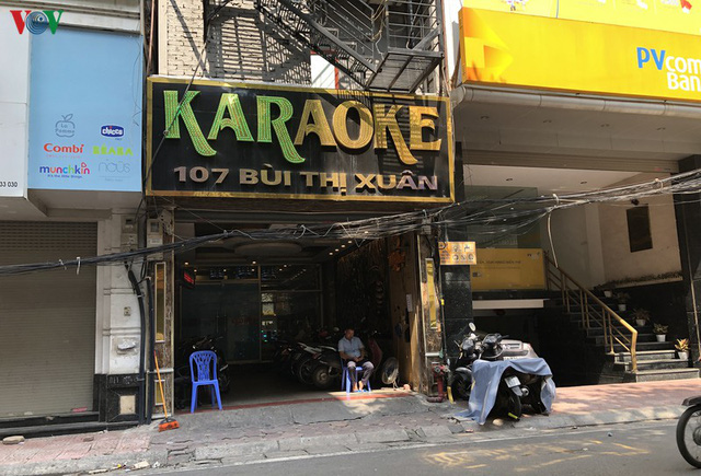  Dịch vụ karaoke mở cửa trở lại, cuối tuần vẫn ế ẩm  - Ảnh 3.