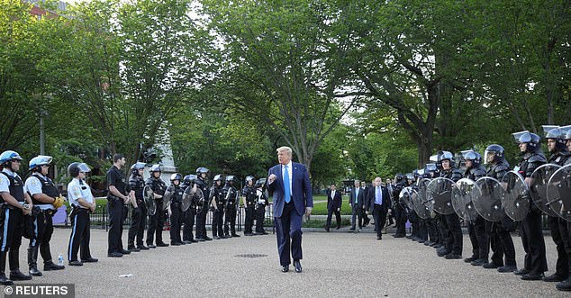  Cảnh sát bắn hơi cay dọn đường, TT Trump phát biểu giữa tiếng trực thăng và tiếng la ó - Ảnh 1.