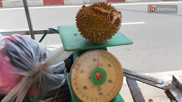 Sầu riêng bao ăn chất đống khắp vỉa hè Sài Gòn với giá siêu rẻ chỉ 50.000 đồng/kg: Gặp hạn mặn nên bán được đồng nào hay đồng đó! - Ảnh 2. Sầu riêng bao ăn chất đống khắp vỉa hè Sài Gòn với giá siêu rẻ chỉ 50.000 đồng/kg: Gặp hạn mặn nên bán được đồng nào hay đồng đó! - Ảnh 2.