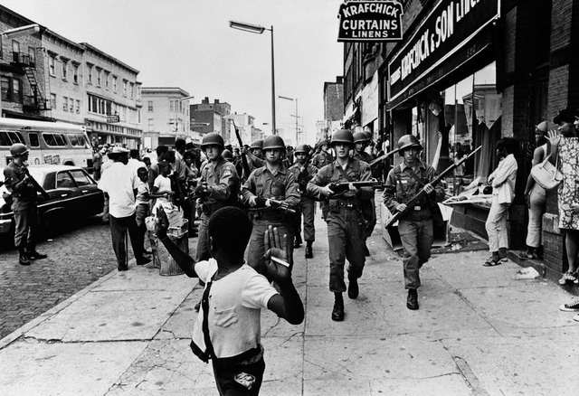  Khi bạo lực bao trùm nước Mỹ, thành phố này vẫn giữ các cuộc biểu tình ôn hòa nhờ một quá khứ thảm thương  - Ảnh 1.
