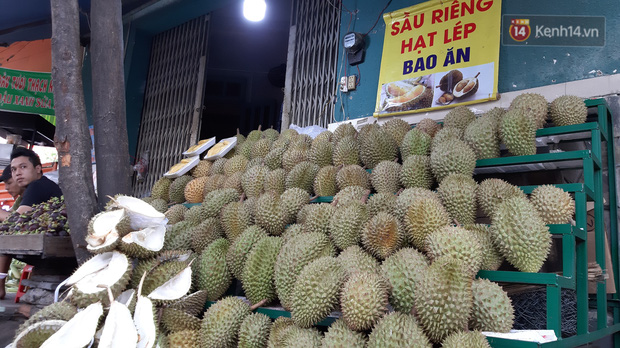 Sầu riêng bao ăn chất đống khắp vỉa hè Sài Gòn với giá siêu rẻ chỉ 50.000 đồng/kg: Gặp hạn mặn nên bán được đồng nào hay đồng đó! - Ảnh 5. Sầu riêng bao ăn chất đống khắp vỉa hè Sài Gòn với giá siêu rẻ chỉ 50.000 đồng/kg: Gặp hạn mặn nên bán được đồng nào hay đồng đó! - Ảnh 5.