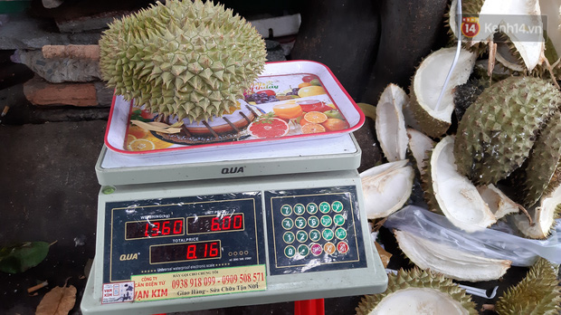 Sầu riêng bao ăn chất đống khắp vỉa hè Sài Gòn với giá siêu rẻ chỉ 50.000 đồng/kg: Gặp hạn mặn nên bán được đồng nào hay đồng đó! - Ảnh 6. Sầu riêng bao ăn chất đống khắp vỉa hè Sài Gòn với giá siêu rẻ chỉ 50.000 đồng/kg: Gặp hạn mặn nên bán được đồng nào hay đồng đó! - Ảnh 6.