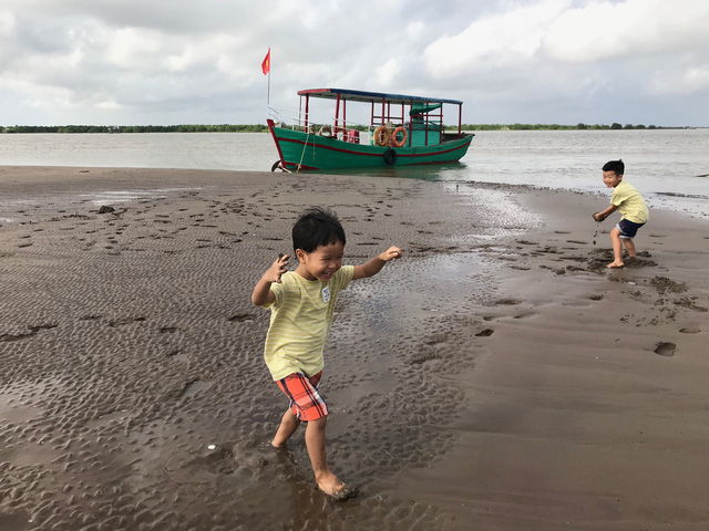  Ông bố Hà Nội bỏ việc vì nghiện con: Cùng con “đi đu đưa” từ 6 tháng tuổi, 3 tuổi đã “thả” con đi khám phá đảo hoang, cứu hộ rùa  - Ảnh 13.