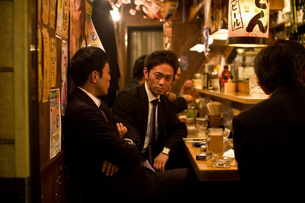Bộ ảnh đáng sợ về cuộc sống của dân công sở Nhật: Say xỉn là nghĩa vụ, làm việc như máy và thờ ơ với tình dục - Ảnh 7.
