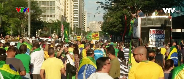 Tổng thống Brazil phản đối các biện pháp giãn cách xã hội - Ảnh 1.