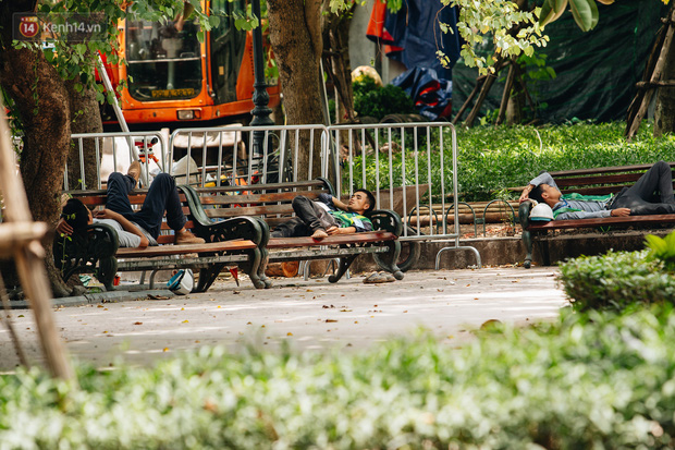 Ảnh: Nắng nóng tiếp tục gay gắt trên 40 độ C, người dân vật lộn tìm đủ mọi cách tránh nóng - Ảnh 17. Ảnh: Nắng nóng tiếp tục gay gắt trên 40 độ C, người dân vật lộn tìm đủ mọi cách tránh nóng - Ảnh 17.