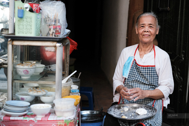 Hàng xôi chè nửa thế kỷ giữa phố Hàng Bạc: Không tên, không biển nhưng người sành ăn thì cứ mải mê tìm đến mãi - Ảnh 1.