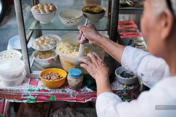 Hàng xôi chè nửa thế kỷ giữa phố Hàng Bạc: Không tên, không biển nhưng người sành ăn thì cứ mải mê tìm đến mãi - Ảnh 3.