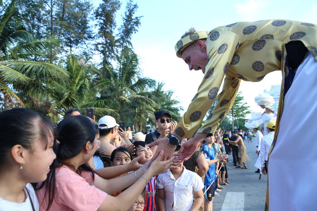  Sau Covid-19, du lịch Sầm Sơn bùng nổ với lễ hội Carnival đường phố  - Ảnh 5.