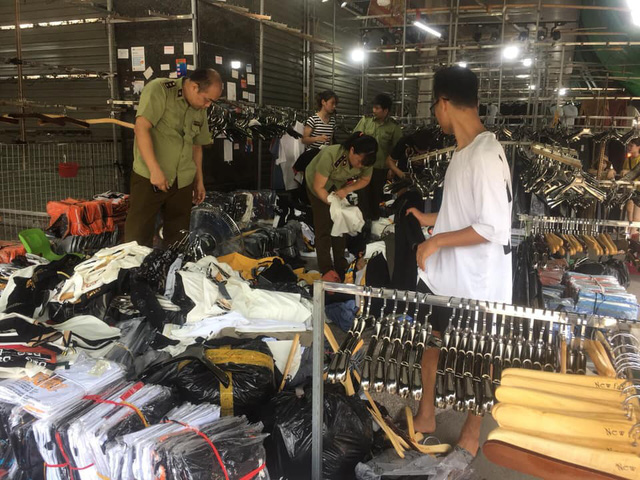 Hàng hiệu Burberry, Louis Vuitton, Gucci... fake tràn ngập chợ Ninh Hiệp - Ảnh 1. Hàng hiệu Burberry, Louis Vuitton, Gucci... fake tràn ngập chợ Ninh Hiệp - Ảnh 1.