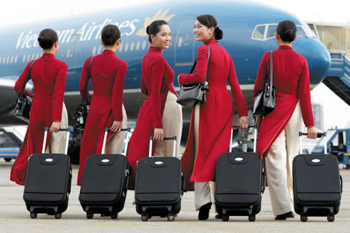 Nghe người trong nghề tiết lộ thân phận và thu nhập mỗi giờ bay của các cô tiếp viên hàng không mặc áo xanh, đỏ, vàng ở Vietnam Airlines  - Ảnh 1.