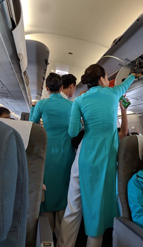 Nghe người trong nghề tiết lộ thân phận và thu nhập mỗi giờ bay của các cô tiếp viên hàng không mặc áo xanh, đỏ, vàng ở Vietnam Airlines  - Ảnh 2.