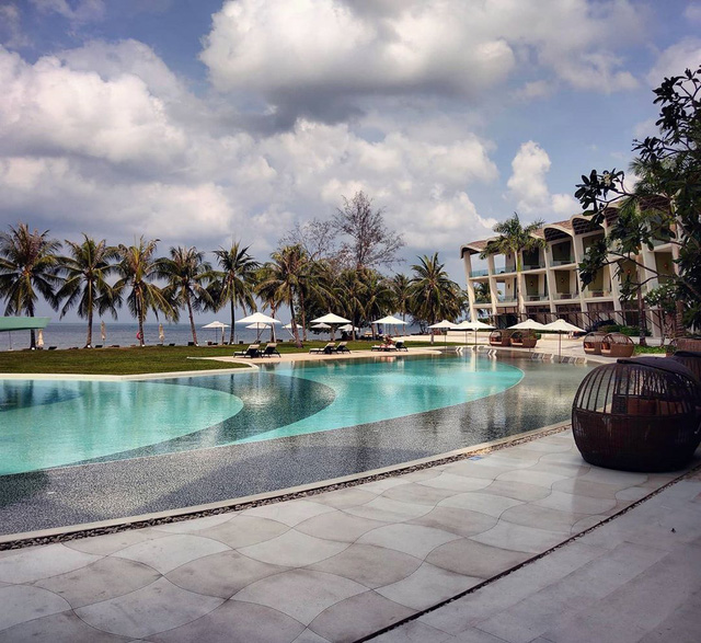 6 resort 5 sao sở hữu hồ bơi độc đáo bậc nhất đảo ngọc Phú Quốc đang có giá rẻ, giảm sâu đến không ngờ: Còn gì tuyệt hơn ngắm hoàng hôn, đắm mình trong làn nước xanh trong vắt - Ảnh 14.