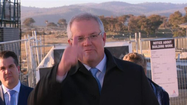 Dẫm lên bãi cỏ mới trồng, Thủ tướng Úc bị người dân quát trên sóng truyền hình trực tiếp - Ảnh 3.