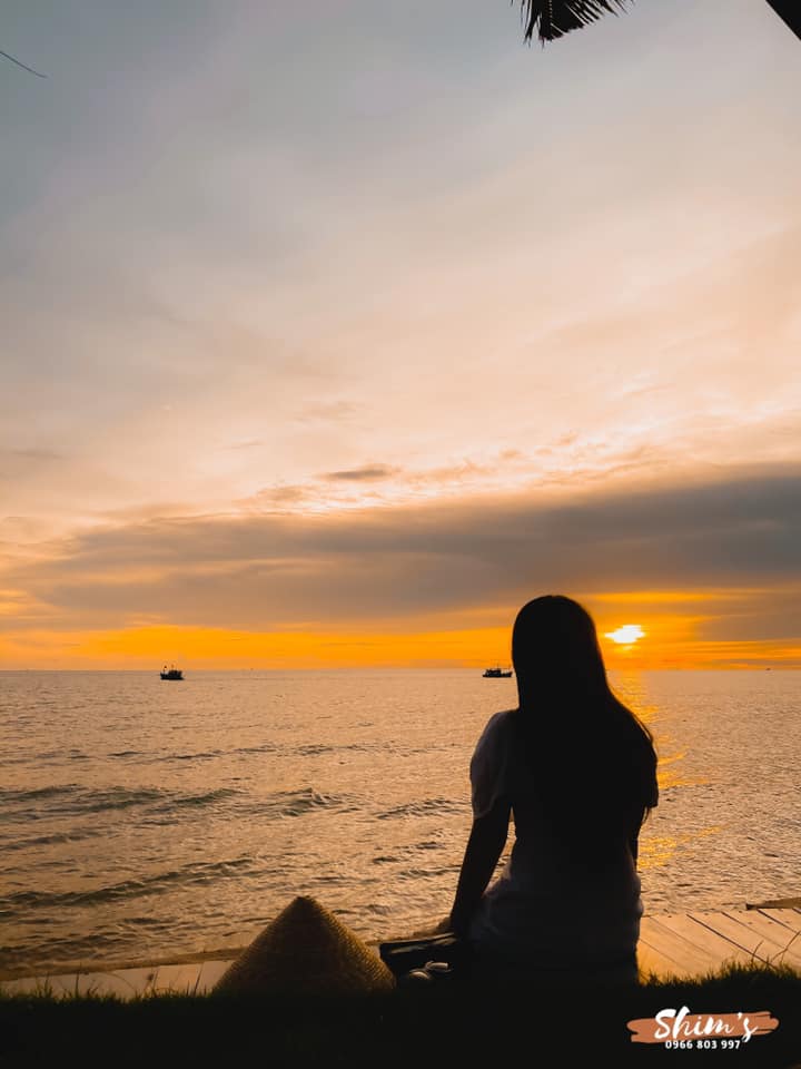 Hòn đảo Phú Quốc nổi tiếng với những hoàng hôn đẹp như trong tranh. Hình ảnh về bầu trời vàng rực, nắm tay người thân và đắm mình trong không khí yên tĩnh sẽ khiến bạn cảm thấy thật sự thư giãn. Đừng quên đến Phú Quốc và tận hưởng hoàng hôn tuyệt đẹp ở đây.